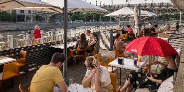 Москва разрешила работу летних кафе без QR-кодов
