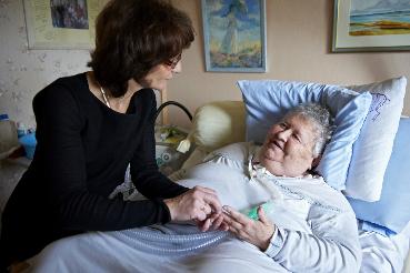 Временные правила по оплате больничных пожилым лицам утратят силу с 1 апреля 