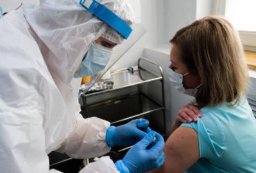 Работодателей Подмосковья из сферы услуг обязали вакцинировать не менее 80% сотрудников